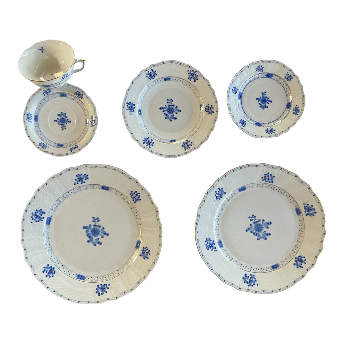 Herend Blue Garden WB-3 157-Piece Hand-Painted Porcelain Estate Dinner Service for 20 Hungary 1980s